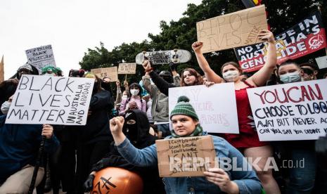  Warga Australia ikut serta dalam aksi unjuk rasa memprotes kematian warga kulit hitam Amerika Serikat George Floyd di tangan polisi Minneapolis, di Sidney, Selasa (2/5).