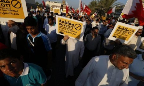 Protesters holding a signs march during a rally organised by Bahrain's main opposition party Al Wefaq in Budaiya, west of Manama September 19, 2014.  