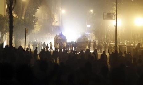 Protesters, who oppose Egyptian President Mohamed Mursi, face riot police during clashes along Qasr Al Nil bridge, which leads to Tahrir Square in Cairo March 9, 2013. 