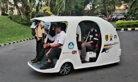   Prototipe Becak Listrik Kampus Udinus (Becik-KU) hasil riset dosen dan mahasiswa Fakultas Teknik Universitas Dian Nuswantoro (Udinus) Semarang.