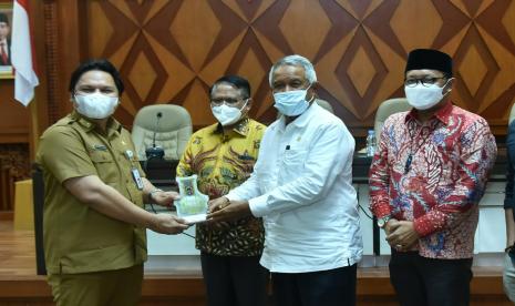 Provinsi Kalimantan Selatan menargetkan jadi Tuan Rumah Pekan Olahraga Nasional (PON) Tahun 2028. Hal itu terungkap saat Sekdaprov Roy Rizali Anwar dan jajaran Kepala SKPD menerima Kunjungan Kerja Komisi X DPR RI di Ruang Aberani Sulaiman, Setdaprov Kalsel, Banjarbaru, Senin (20/12).