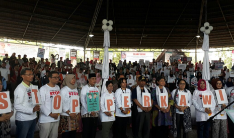 Provinsi NTB deklarasikan gerakan setop perkawinan anak di Taman Budaya NTB, Jalan Majapahit, Mataram, NTB, Ahad (10/12).