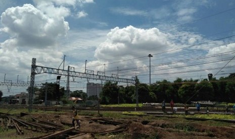  Proyek Kereta Api Bandara di Manggarai menemui babak baru. PT KAI melancarkan surat pemberitahuan kedua pada warga RW 12 Manggarai untuk mengosongkan tempat tinggalnya sebelum Selasa (25/4), Senin (24/4).