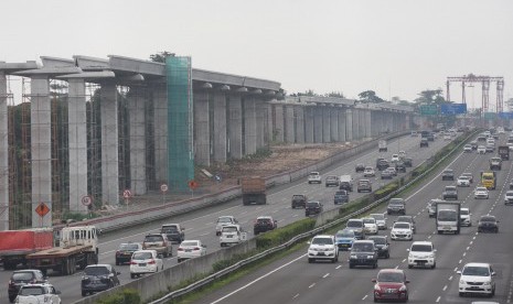 Proyek Light Rapid Transportation (LRT) di sisi jalan Tol Jagorawi, kawasan Cibubur, Jakarta, Jumat (14/4).