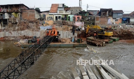 Proyek Normalisasi Kali Ciliwung di Bukit Duri, Jakarta Selatan, Rabu (14/9).