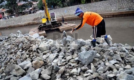   Proyek normalisasi kali Ciliwung di Kawasan Matraman, Jakarta Pusat, Kamis (16/1).     (Republika/Prayogi)