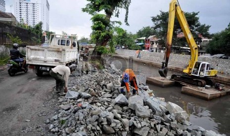   Proyek normalisasi kali Ciliwung di Kawasan Matraman, Jakarta Pusat, Kamis (16/1).     (Republika/Prayogi)