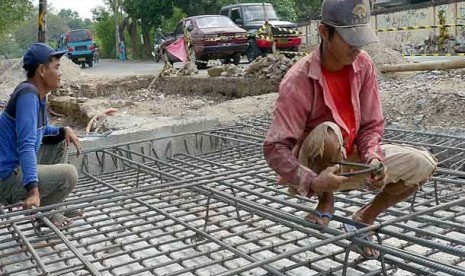   Proyek pelebaran jalan jalur mudik utama Jawa-Sumatera bukan tol di Kampung Purnabakti, Desa Drangong, Serang, Banten, Ahad (22/7). 