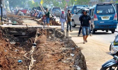   Proyek pelebaran jalan kawasan Margonda, Depok, Kamis (18/10).    (Rakhmawaty La'lang)