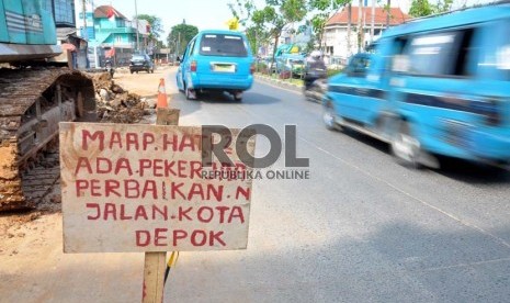   Proyek pelebaran jalan kawasan Margonda, Depok, Kamis (18/10).    (Rakhmawaty La'lang)