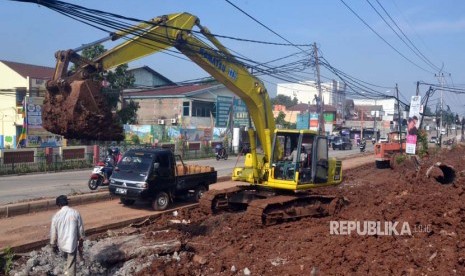 Proyek pelebaran jalan Siliwangi, Kecamatan Pamulang, Kota Tangerang Selatan menuai banyak pro kontra. Sebelumnya, proyek yang dimulai sejak 5 Agustus 2015 lalu itu pun memiliki permasalahan relokasi Pedagang Kaki Lima (PKL).  Tetapi, ada yang aneh setelah