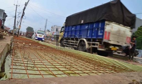 Proyek pelebaran jalan Siliwangi Pamulang tak kunjung rampung karena terkendala pembebasan lahan, Tangsel, (7/12).  (foto : MgROL_54)