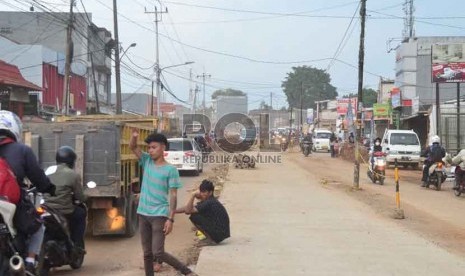 Proyek pelebaran jalan Siliwangi Pamulang tak kunjung rampung karena terkendala pembebasan lahan, Tangsel, (7/12).