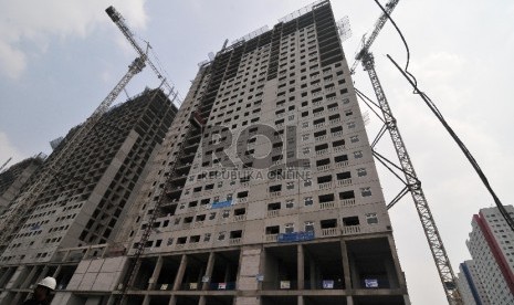 Proyek pembangunan apartment Green Pramuka City di Jakarta, Selasa (23/6).