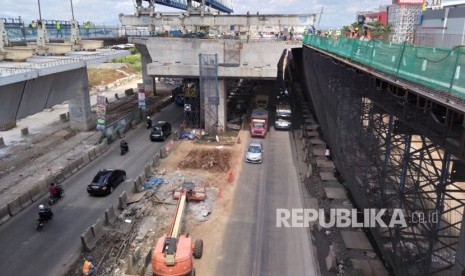 Proyek pembangunan Bogor Outer Ring Road (BORR) yang terhenti sementara, Rabu (21/2). Penghentian dilakukan pasca moratorium semua proyek konstruksi elevated pada Selasa (20/2). 