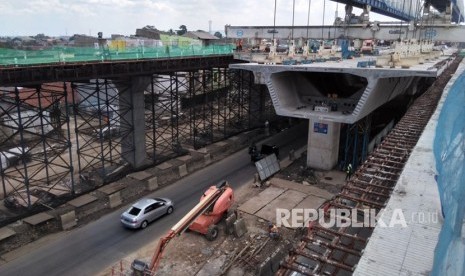 Proyek pembangunan Bogor Outer Ring Road (BORR) yang terhenti sementara, Rabu (21/2). Penghentian dilakukan pasca moratorium semua proyek konstruksi elevated pada Selasa (20/2). 