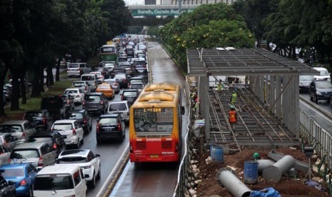   Proyek pembangunan Halte TransJakarta di Jalan Sudirman, Jakarta Pusat, Selasa (15/4).  (Republika/Yasin Habibi)