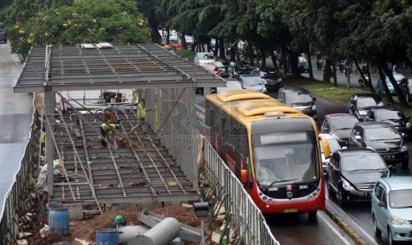   Proyek pembangunan Halte TransJakarta di Jalan Sudirman, Jakarta Pusat, Selasa (15/4).  (Republika/Yasin Habibi)