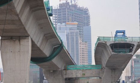 Proyek pembangunan jalan layang non tol di Jalan Satriyo, Kuningan, Jakarta, Kamis (19/4). (Republika/Aditya Pradana Putra)