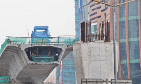 Proyek pembangunan jalan layang non tol di Jalan Satriyo, Kuningan, Jakarta, Kamis (19/4). (Republika/Aditya Pradana Putra)