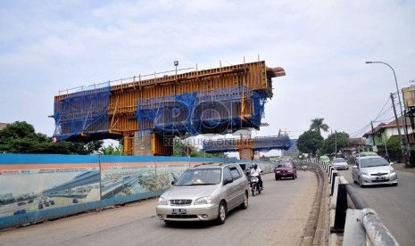  Proyek pembangunan jalan layang tol Bogor Ring Road (BORR) seksi II A ruas Kedunghalang-Kedungbadak Kota Bogor, Senin (5/8).  (Republika/Prayogi)