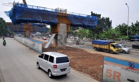  Proyek pembangunan jalan layang tol Bogor Ring Road (BORR) seksi II A ruas Kedunghalang-Kedungbadak Kota Bogor, Senin (5/8).  (Republika/Prayogi)