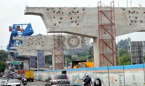  Proyek pembangunan jalan layang tol Bogor Ring Road (BORR) seksi II A ruas Kedunghalang-Kedungbadak Kota Bogor, Senin (5/8).  (Republika/Prayogi)