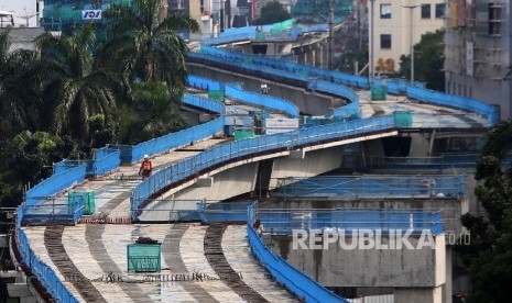 Proyek pembangunan jalur layang MRT koridor selatan-utara (Lebak Bulus-Bundaran HI) di kawasan Blok M, Jakarta, Sabtu (1/4).