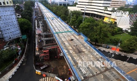 Proyek pembangunan jalur layang MRT koridor selatan-utara (Lebak Bulus-Bundaran HI) di kawasan Blok M, Jakarta, Sabtu (1/4).