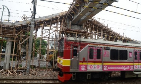 Proyek pembangunan Jembatan Penyeberangan Orang (JPO) di atas rel kereta api di kawasan Stasiun Pasar Minggu Baru, Selasa (8/12).