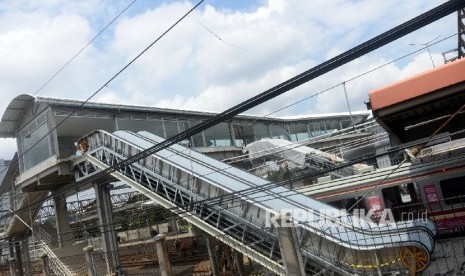  Proyek pembangunan JPO di Stasiun Tanah Abang, Jakarta Pusat, Senin (13/2). 