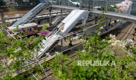 Proyek pembangunan JPO di Stasiun Tanah Abang, Jakarta Pusat, Senin (13/2). Pada JPO ini akan dilengkapi eksalator yang memudahkan penumpak naik dan turun.