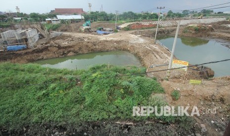 Proyek pembangunan Kolam atau Danau Retensi di Baleendah, Kabupaten Bandung, Selasa (24/10).