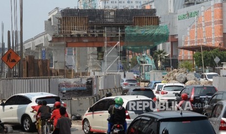 Proyek pembangunan light rail transit (LRT) Jakarta Koridor I Fase I ( Kelapa Gading-Velodrome Rawamangun) di kawasan Kelapa Gading, Jakarta, Ahad (10/9).