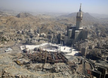 Proyek pembangunan menara jam tertinggi di dunia yang juga kompleks pertokoan dan apartment dengan latar belakang Masjidil Haram.