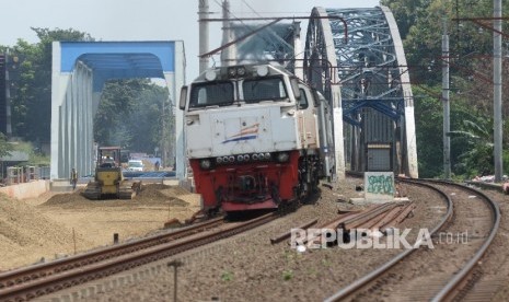 Construction of train double track. (Illustration)