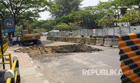 Proyek penanggulangan banjir di Jalan Dr Djunjunan atau dikenal Jalan Pasteur, Kota Bandung, mulai dilaksanakan, Selasa (19/9). Hingga pertengahan Oktober, Jalan Pasteur akan mengalami kendala kemacetan karena proyek tersebut. 