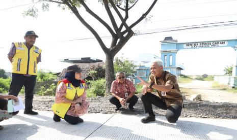 Proyek perbaikan dan betonisasi jalan nasional di jalur pantai utara (Pantura) Juwana-Batangan, Kabupaten Pati, Jawa Tengah (Jateng) sudah selesai. Kini, ruas jalan tersebut tak lagi rusak dengan lubang-lubang yang menganga. Jalur Pantura Juwana-Batangan itu disebut sudah mulus dan siap dilintasi di momen mudik lebaran 2023.