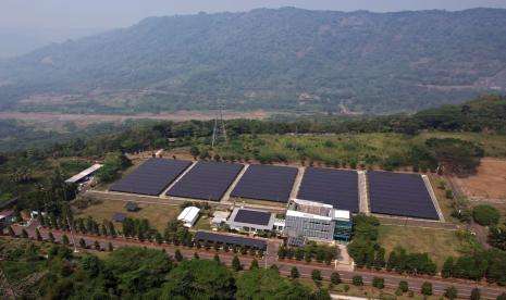 Proyek solar panel di Waduk Cirata.