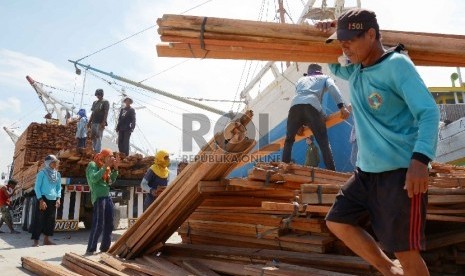 Proyeksi Ekspor Kayu dan Produk Kayu: Pekerja mengangkut kayu di Pelabuhan Sunda Kelapa, Jakarta Utara, Kamis (12/2). 