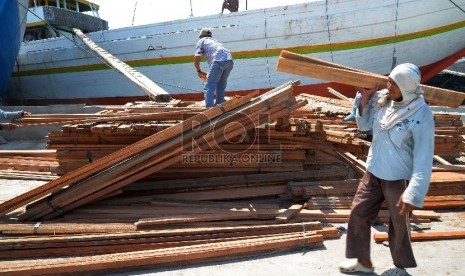 Proyeksi Ekspor Kayu dan Produk Kayu: Pekerja mengangkut kayu di Pelabuhan Sunda Kelapa, Jakarta Utara, Kamis (12/2). 