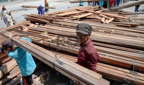 Proyeksi Ekspor Kayu dan Produk Kayu: Pekerja mengangkut kayu di Pelabuhan Sunda Kelapa, Jakarta Utara, Kamis (12/2). 