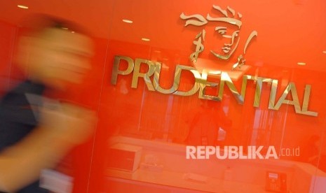 Petugas melintas logo Prudential di PRUsales Academy, Jakarta, 