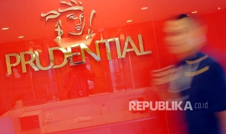 Petugas melintas logo Prudential di PRUsales Academy, Jakarta. Prudential Life Assurance (Prudential Indonesia) menjalin kerja sama dengan perusahaan pialang asuransi PT PasarPolis Insurance Broker (PPIB).