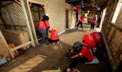 Prudential Indonesia melalui program Prudential Regional Volunteering memberikan bantuan berupa pembangunan hunian sementara dan fasilitas MCK (Mandi, Cuci, Kakus) untuk 235 korban bencana gempa atau 78 keluarga di kawasan Kampung Barukaso dan Kampung Barukaso Wetan, Desa Sukamulya, Kecamatan Cugenang, Cianjur, Jawa Barat, Jumat (17/3). Bantuan ini melibatkan 70 PRUVolunteers yang merupakan karyawan Prudential dari perwakilan unit bisnis Prudential dari Indonesia, Hong Kong, Vietnam, Malaysia, Singapura, Filipina, Kamboja, Laos, Taiwan, dan Thailand. 