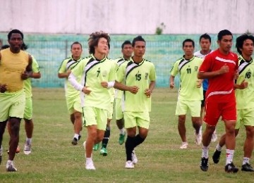 PS Bengkulu terpecah menjadi kubu ISL dan IPL. Skuad PS Bengkulu saat melakukan pemanasan jelang pertandingan putaran II Divisi Utama Liga Ti-Phone Indonesia di Lhokseumawe, Propinsi Aceh, Rabu (23/3).