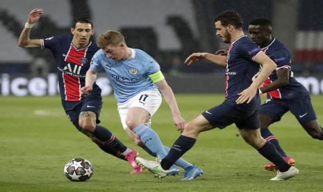 PSG Alessandro Florenzi, kanan ke-2, dan PSG Angel Di Maria, kiri, menantang Kevin De Bruyne dari Manchester City selama pertandingan sepak bola leg pertama semifinal Liga Champions antara Paris Saint Germain dan Manchester City di stadion Parc des Princes, di Paris, Prancis, Rabu , 28 April 2021. 