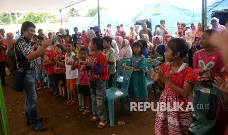 Psikolog anak Kak Seto mengajak pengungsi anak korban gempa bermain sambil menyanyi di pengungsian, Pidie jaya, NAD.