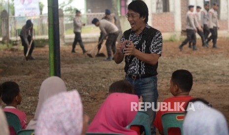 Chair of the Indonesian Child Protection Commission, Kak Seto, played with children who were displaced after earthquake hit Pidie Jaya on December 7. Kak Seto visited Aceh Friday (12/9). 