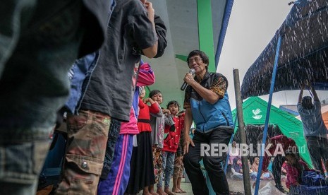 Psikolog anak Seto Mulyadi (tengah) atau Kak Seto, bermain bersama anak-anak korban gempa bumi di Pos Layanan Dukungan Psikososial Kemensos di Desa Sidakangen, Kalibening, Banjarnegara, Jawa Tengah, Senin (23/4).